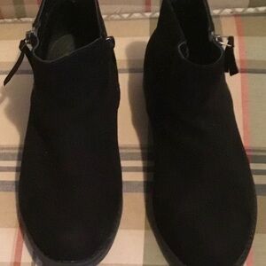 LUOIKA SIZE 7. 5 W. Women’s Black Ankle Boots, Zippered Side Closure.